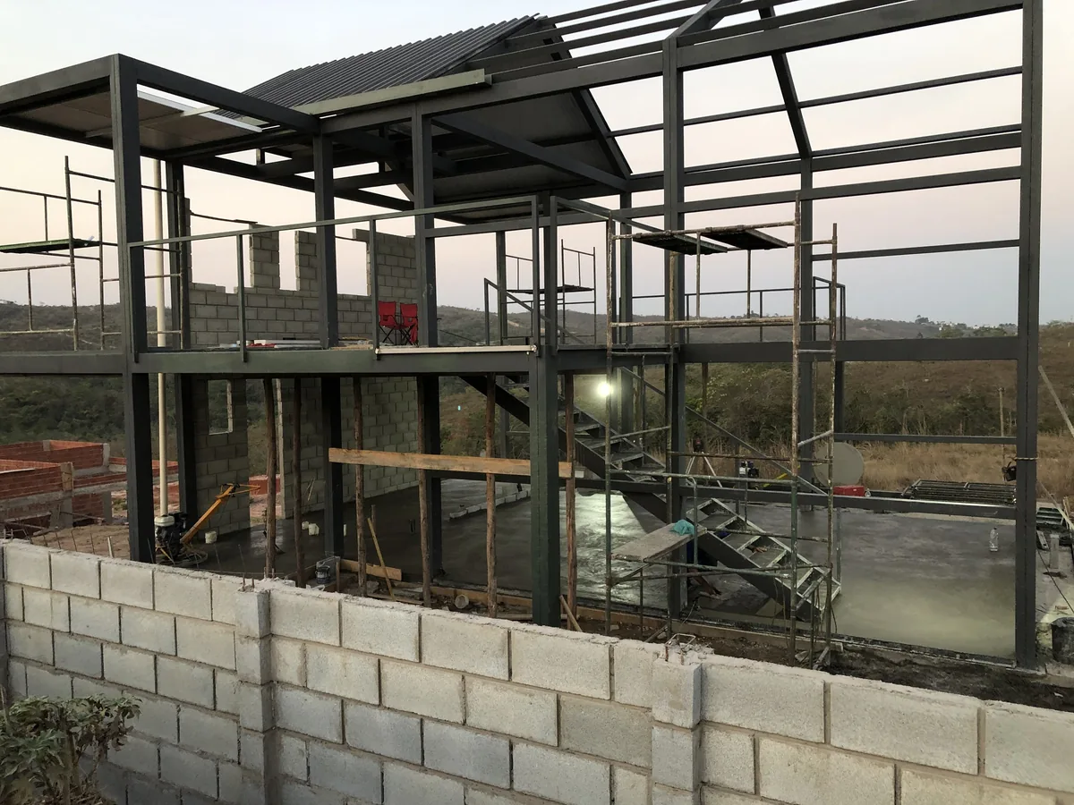 Detalhe interno de estrutura metálica em Steel Frame executada pela SD Edificações