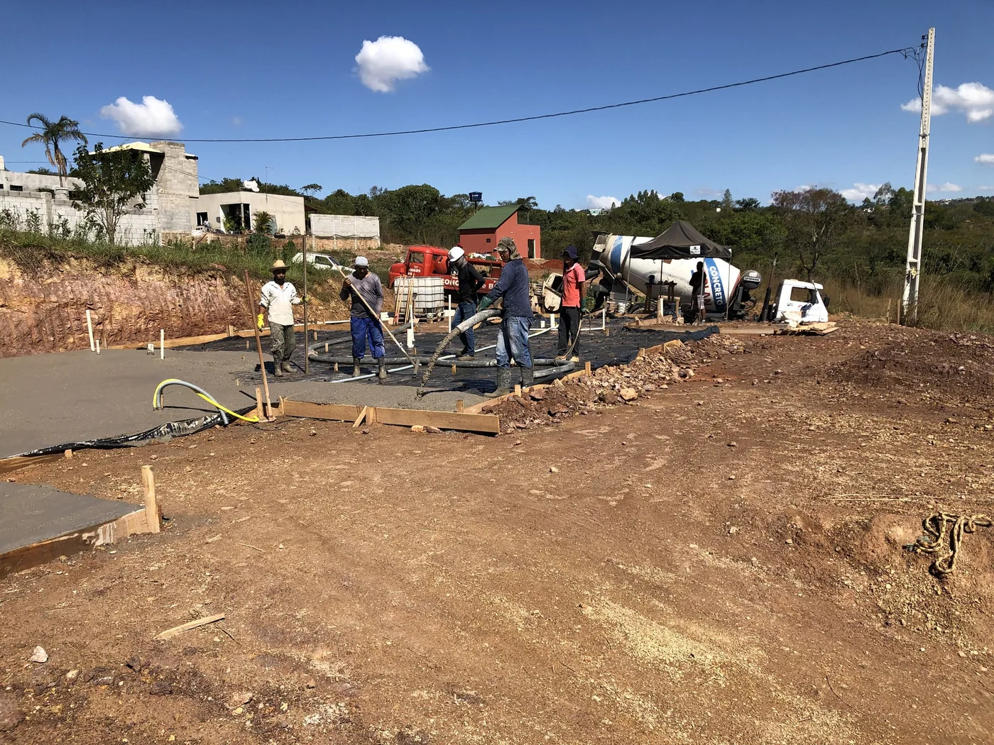 Equipe executando etapa de concretagem em obra preparada para Steel Frame